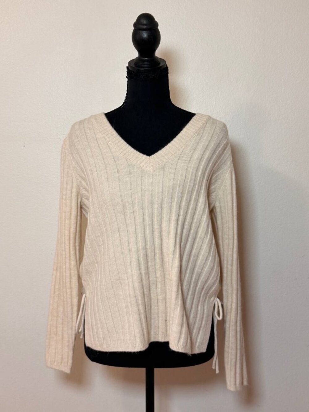 LOFT Petites Cream Ribbed V-Neck Sweater Cottagecore Cozy Minimalist Style S/P